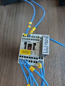 Used Siemens 3RT1016-2BB42 Contact Block With 3RH1911-2FA11 Auxiliary Block And 3RT 1915 -1BB00 Auxiliary Switch