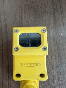 Used Banner Q45VR3LP Photoelectric Sensor w-Universal Voltage 24-250 AC 50-60HZ or 12-250VDC