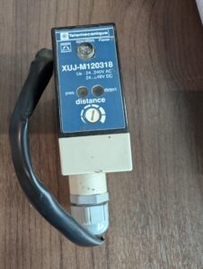 Used Telemecanique XuJ-M120318 Photoelectric Distance Sensor 24-240V AC 24-48V
