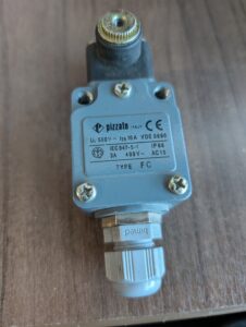 Used Pizzato Limit switch VDE 0660 FC 332-S2 400V 3A