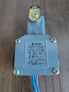 Used Pizzato Limit Switch VDE-0660 FL-558 10(4)A 400V IP67