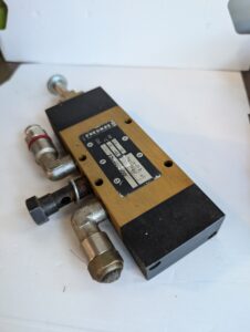 Used Pneumax Solenoid valve Lever Operated 224.52.9-2 10-Bar 230400500