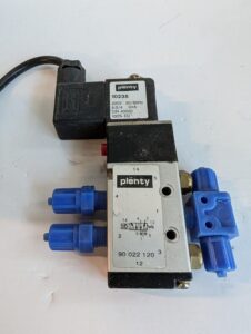 Used Plenty Solenoid Valve 90 022 1210 4 way 2-Position 50-60HZ 220V