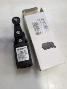 Used Pizzato Limit switch FR530 With Roller Actuator Arm New In original Box