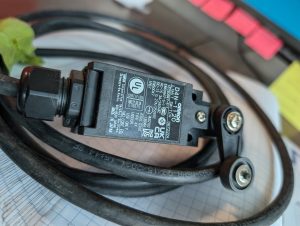 Used Omron D4N-1120 Limit Switch 3A-240V 27A-250VAC With Actuator Arm